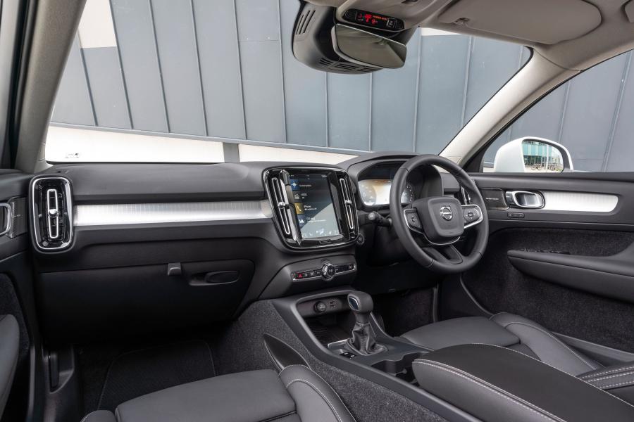 Торпедо Volvo XC40 T3 Momentum 2018 года  (UK) (фото 14 из 40)